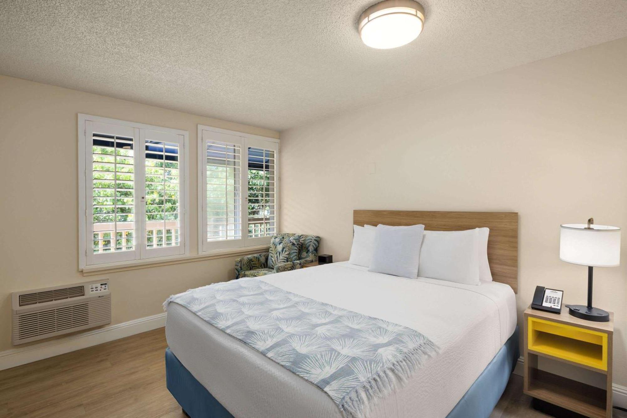One-Bedroom Suite Queen Bed Ocean View Non-Smoking,1706612920:JPEG